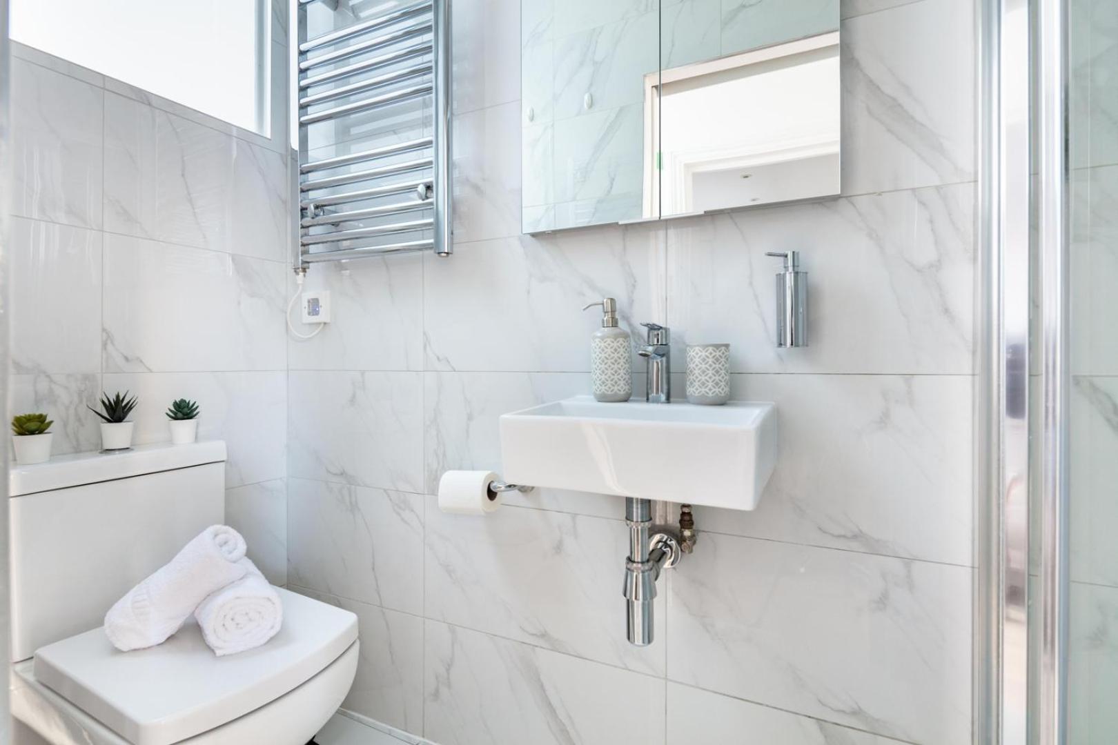 Bnbnook - Modern 1br With Balcony In The Heart Of West End