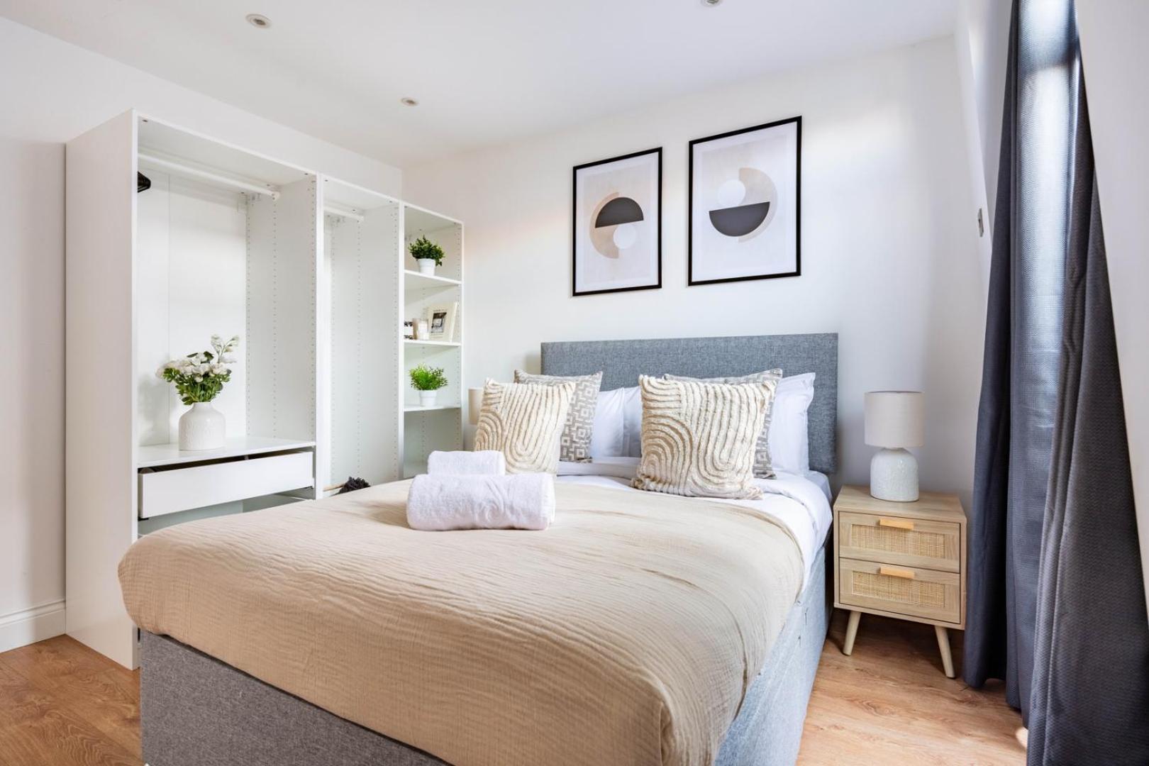 Bnbnook - Modern 1br With Balcony In The Heart Of West End