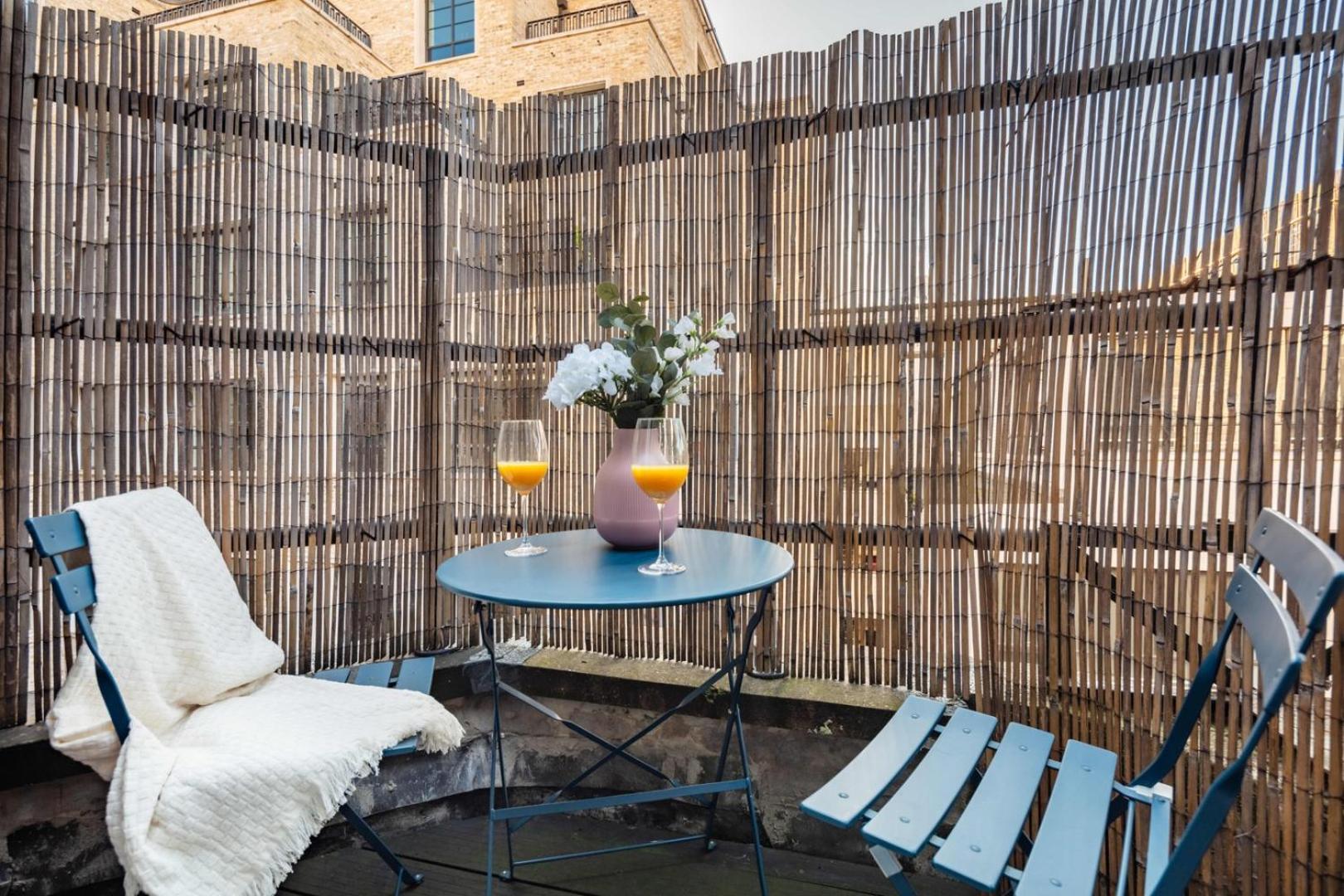 Bnbnook - Modern 1br With Balcony In The Heart Of West End